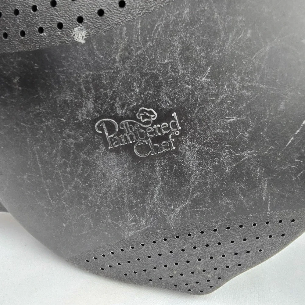 Pampered Chef Large 8 Cup 2 Qt Micro Cooker Microwave Steamer Strainer Lid Black